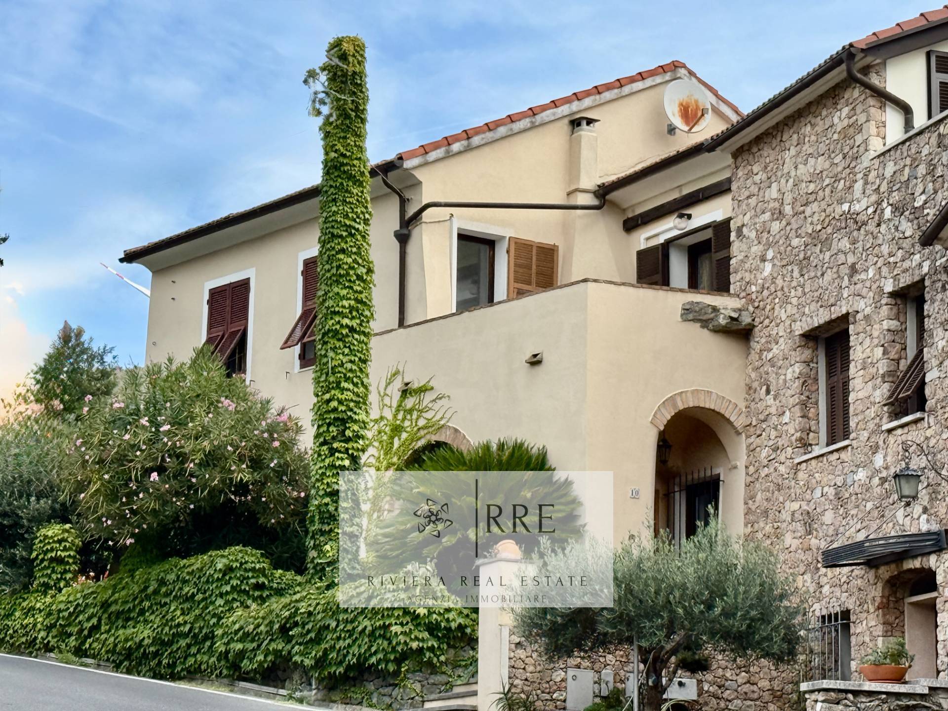 Prestigious historic detached house for sale in Vado