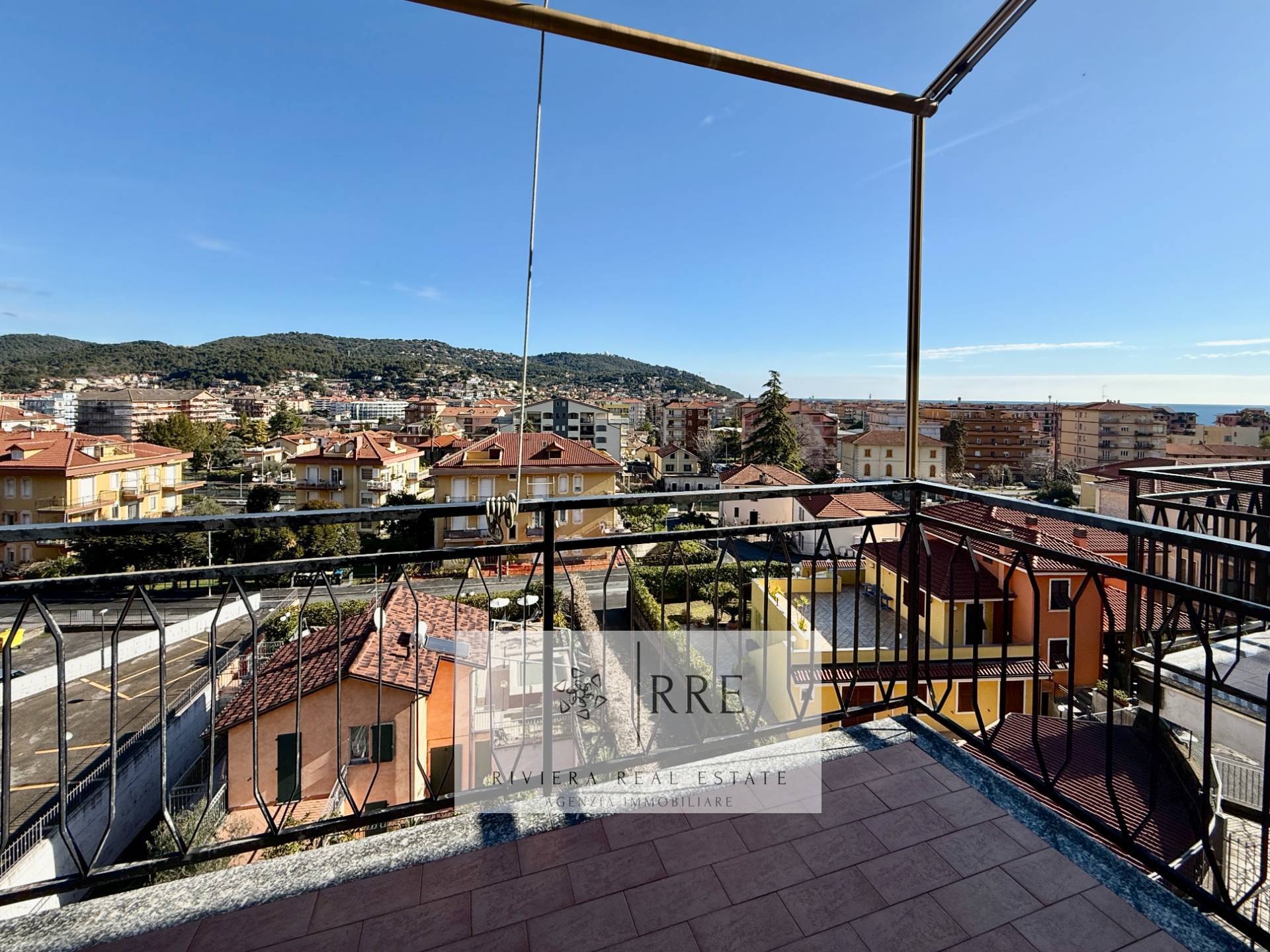 Splendid three-room apartment with a magnificent sea-view in Andora
