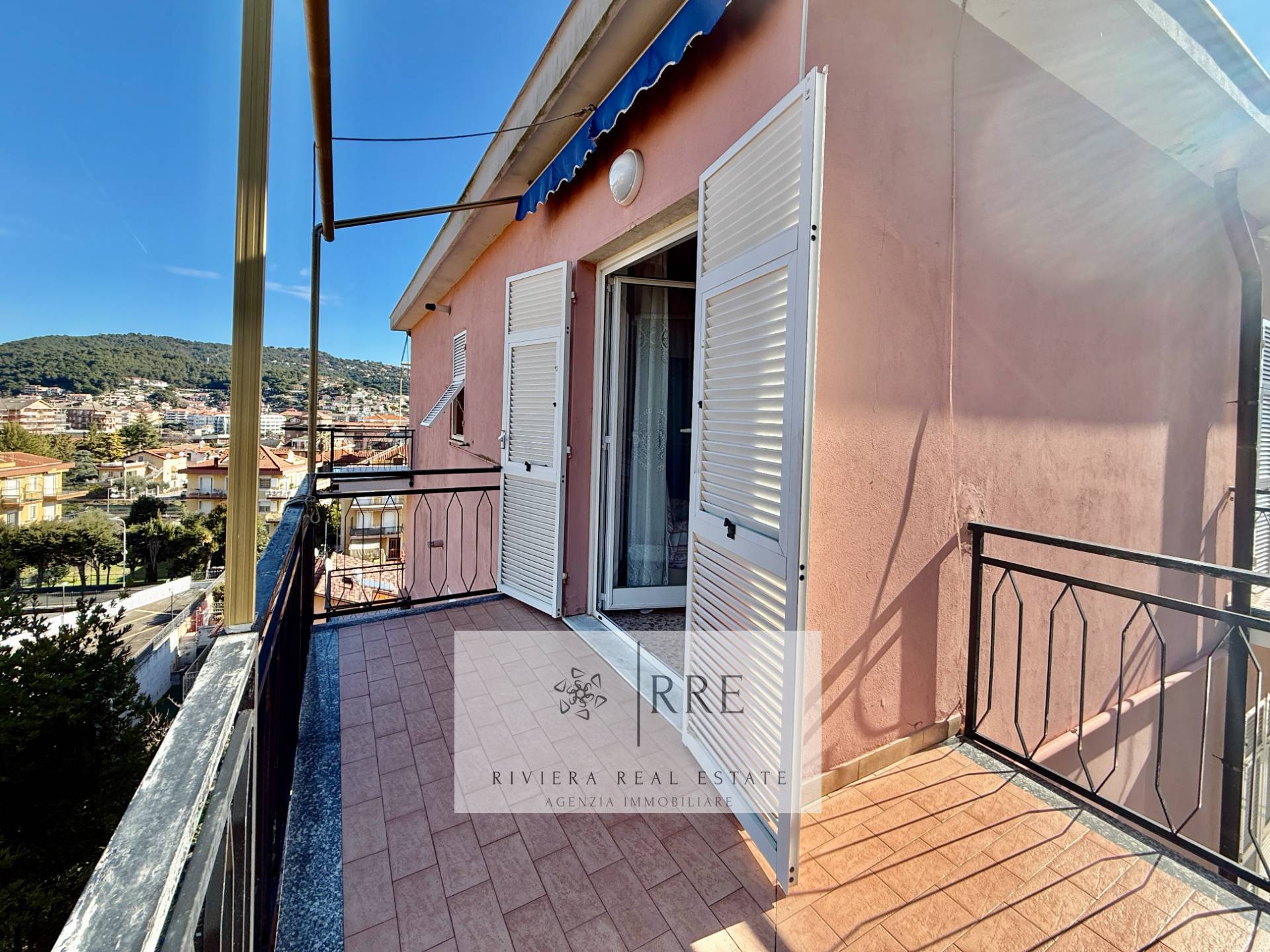 Splendid three-room apartment with a magnificent sea-view in Andora