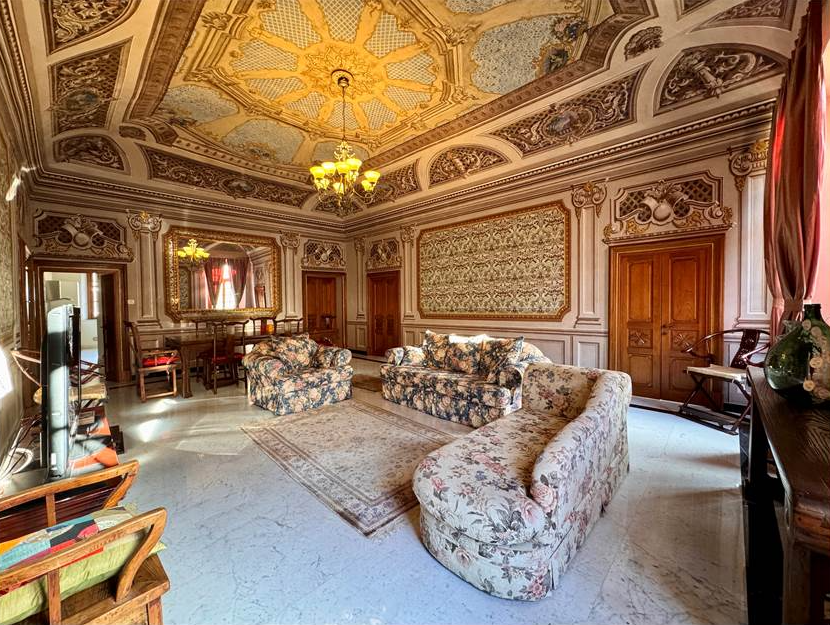 Prestigious period apartment in town centre