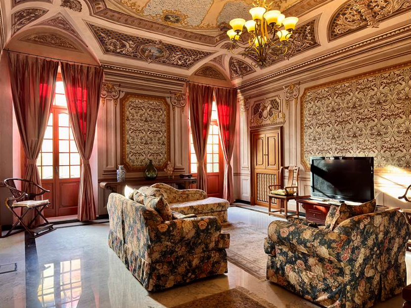 Prestigious period apartment in town centre