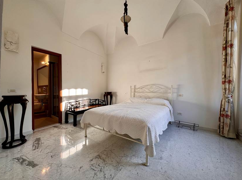 Prestigious period apartment in town centre