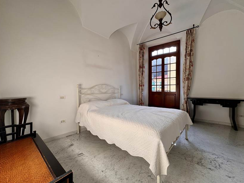 Prestigious period apartment in town centre