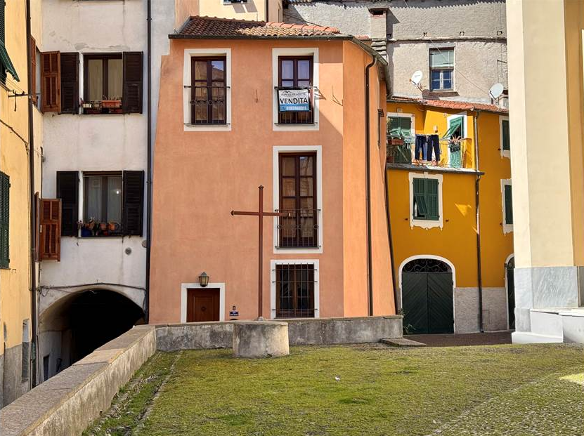 Restored town house with guest apartment and church views