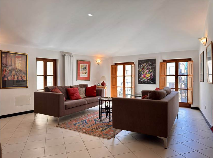 Restored town house with guest apartment and church views