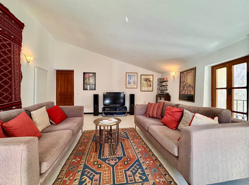 Restored town house with guest apartment and church views