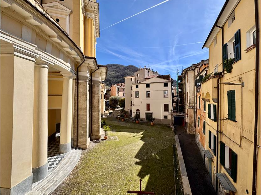 Restored town house with guest apartment and church views