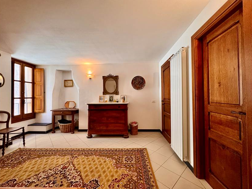 Restored town house with guest apartment and church views