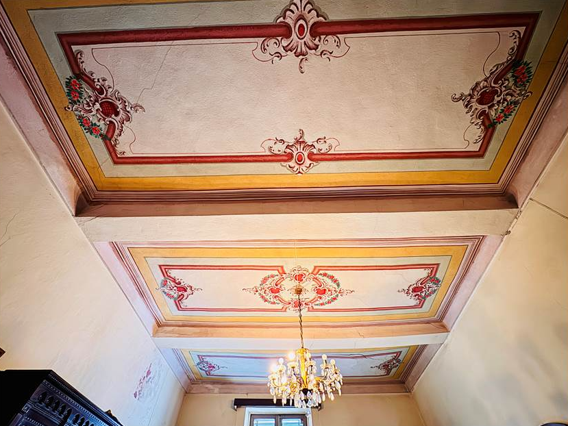 Apartment requiring modernization, featuring original period frescoes