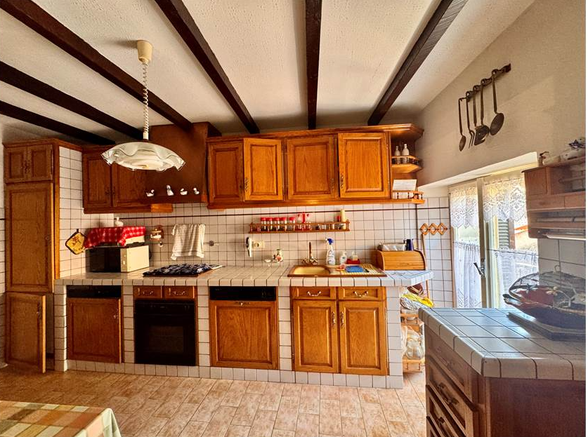 House of 3 apartments, garage, terrace and garden