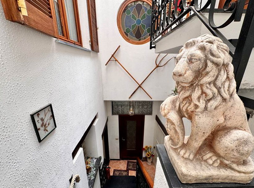 House of 3 apartments, garage, terrace and garden