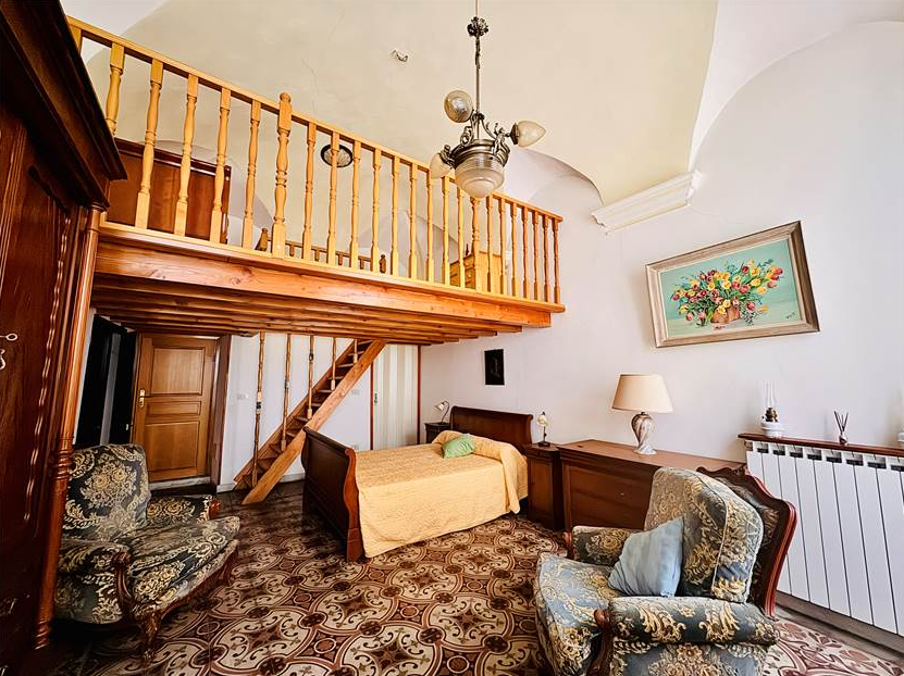 House of 3 apartments, garage, terrace and garden