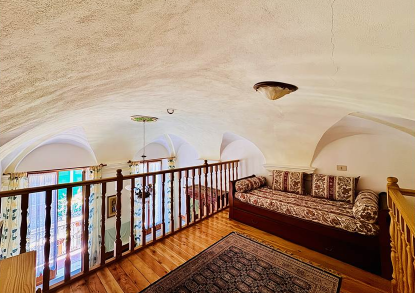 House of 3 apartments, garage, terrace and garden