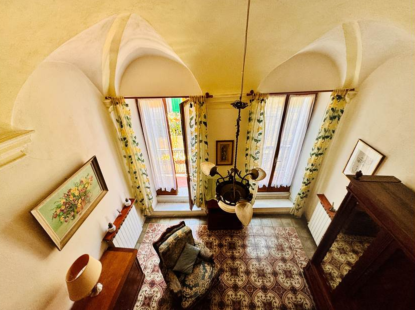 House of 3 apartments, garage, terrace and garden