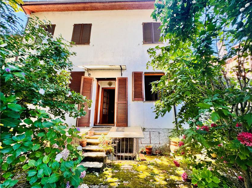 House of 3 apartments, garage, terrace and garden