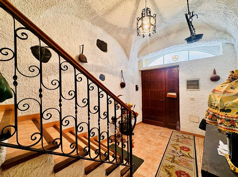 House of 3 apartments, garage, terrace and garden