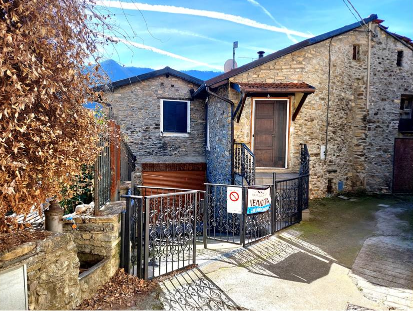House with stone and wood finishes