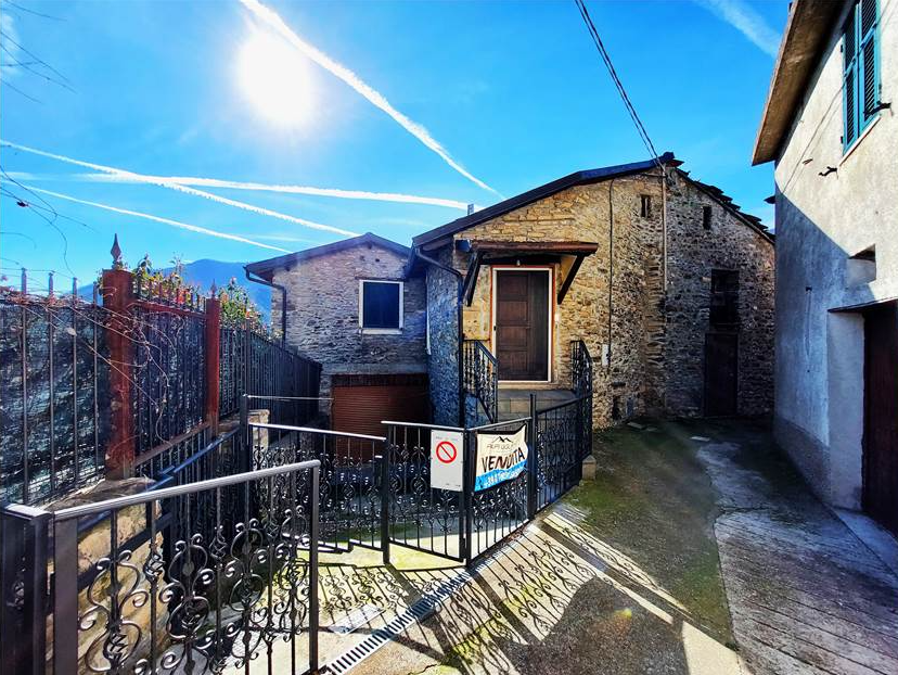 House with stone and wood finishes
