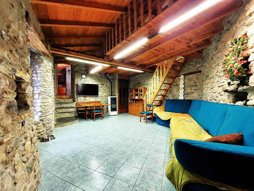 House with stone and wood finishes