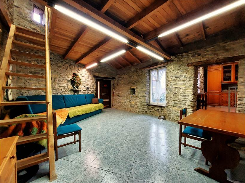 House with stone and wood finishes