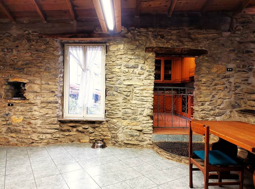 House with stone and wood finishes