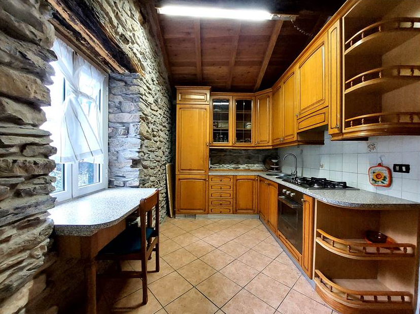 House with stone and wood finishes