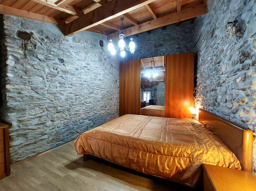 House with stone and wood finishes