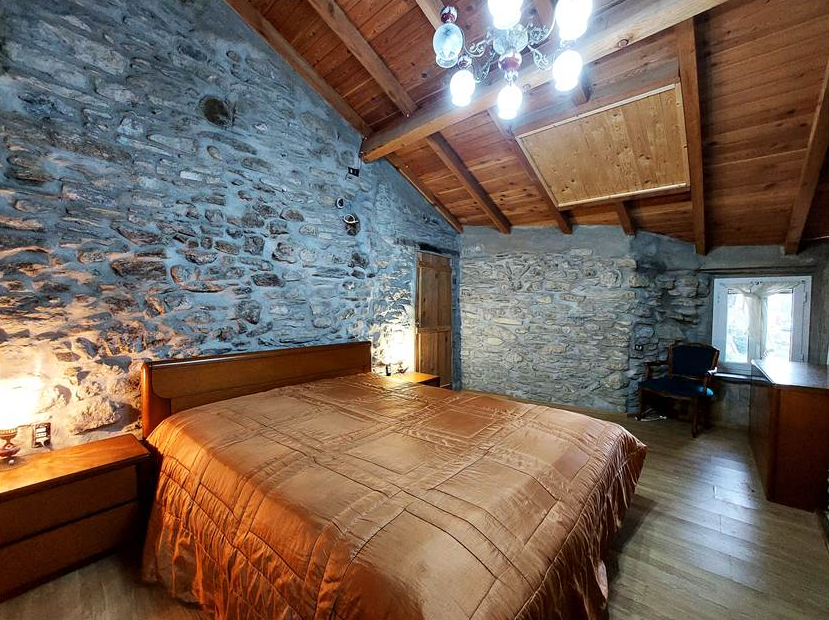 House with stone and wood finishes