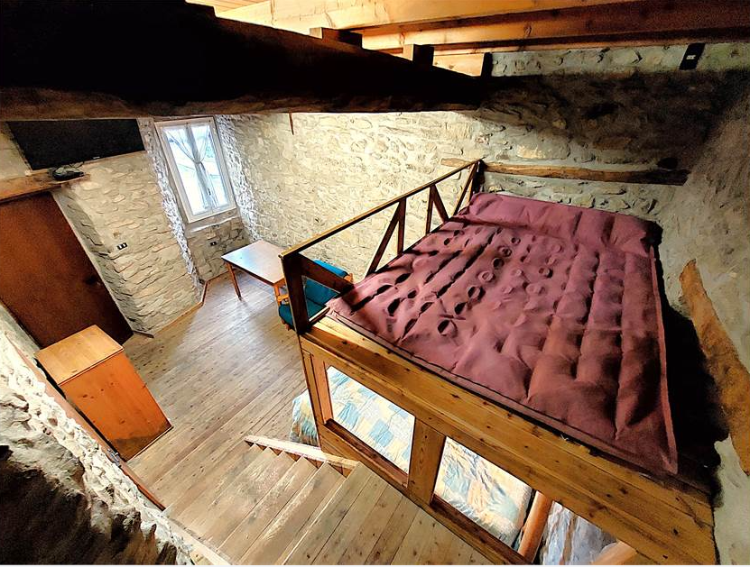 House with stone and wood finishes