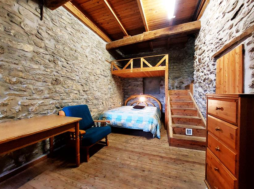 House with stone and wood finishes