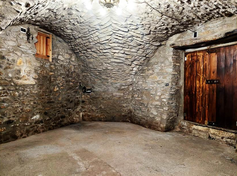 House with stone and wood finishes