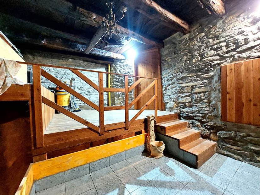 House with stone and wood finishes