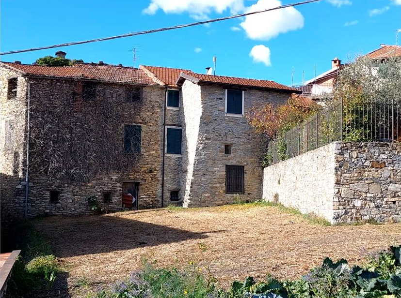 House with stone and wood finishes
