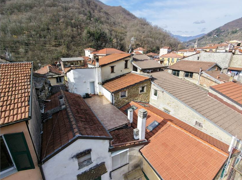 Town house with double terrace and mountain views