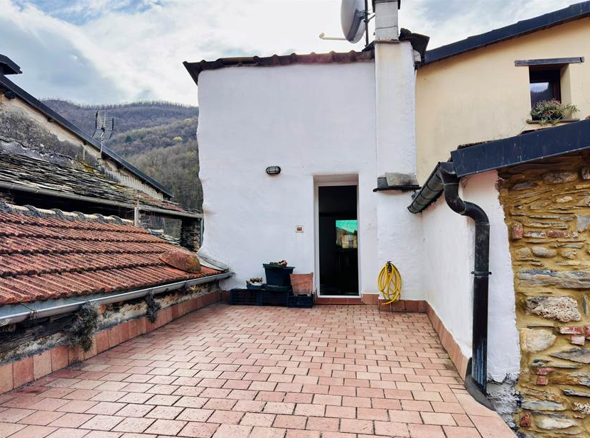 Town house with double terrace and mountain views