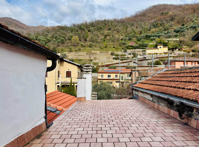 Town house with double terrace and mountain views