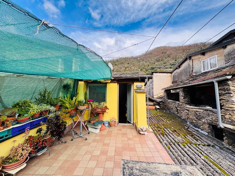 Town house with double terrace and mountain views