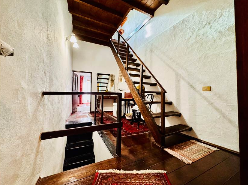 Town house with double terrace and mountain views