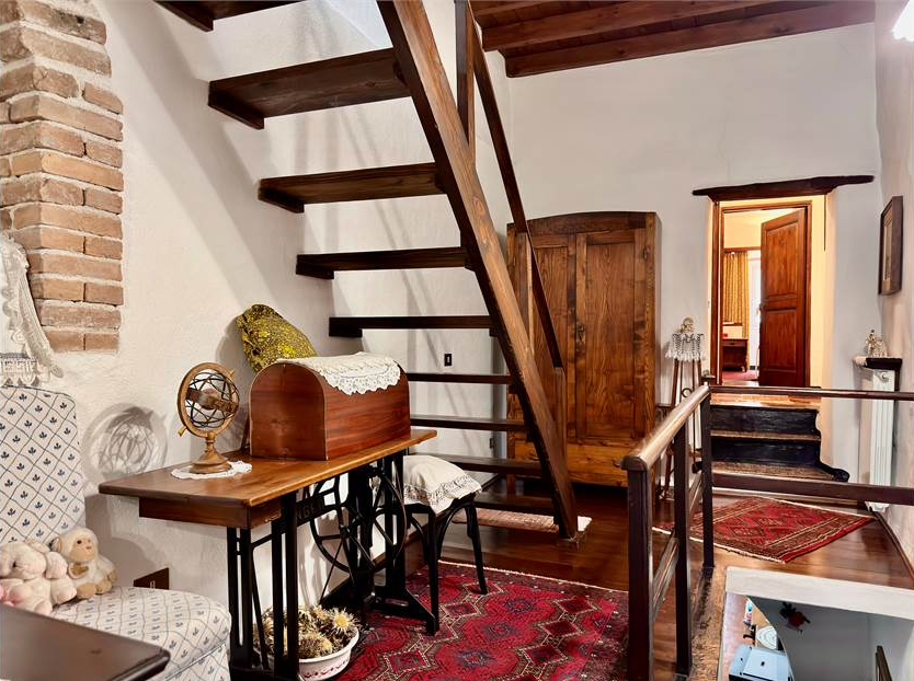 Town house with double terrace and mountain views