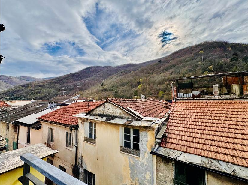 Town house with double terrace and mountain views