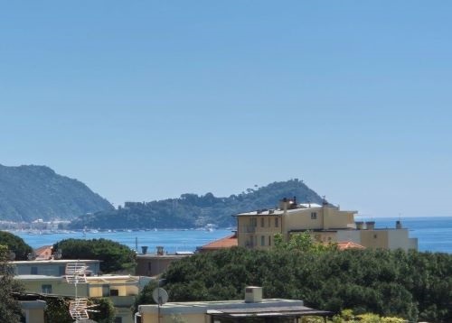 Spacious two-room apartment with terrace and sea view in Lavagna