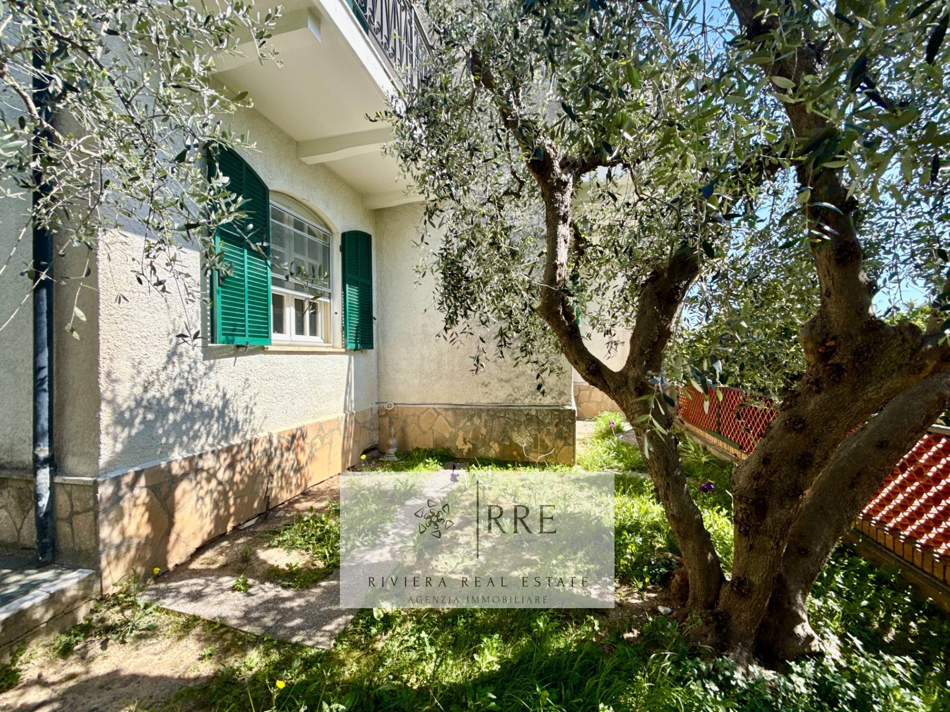 Semi-detached Villa With Unobstructed Sea Views And Exclusive Potential In Pietra Ligure