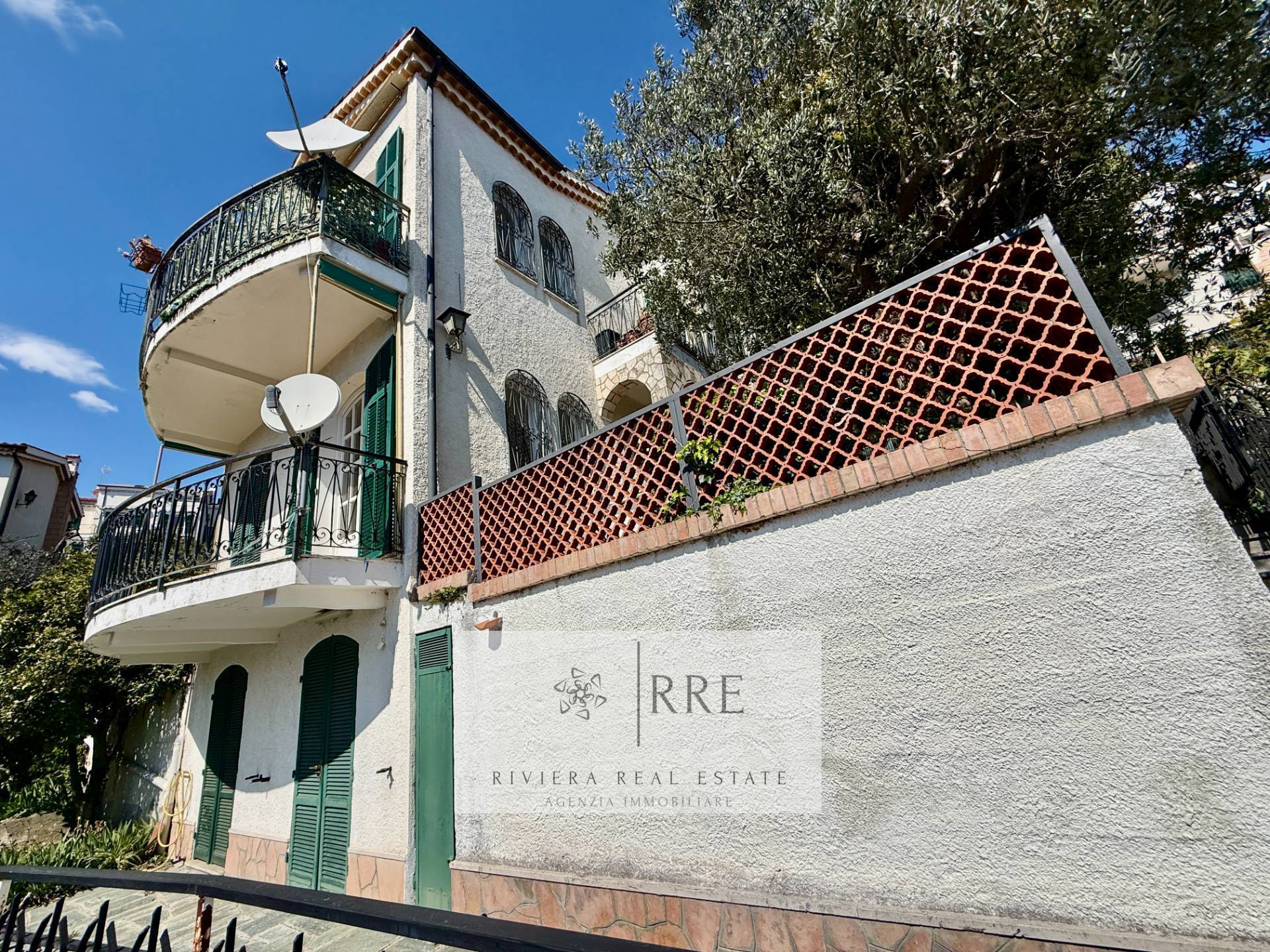 Semi-detached Villa With Unobstructed Sea Views And Exclusive Potential In Pietra Ligure