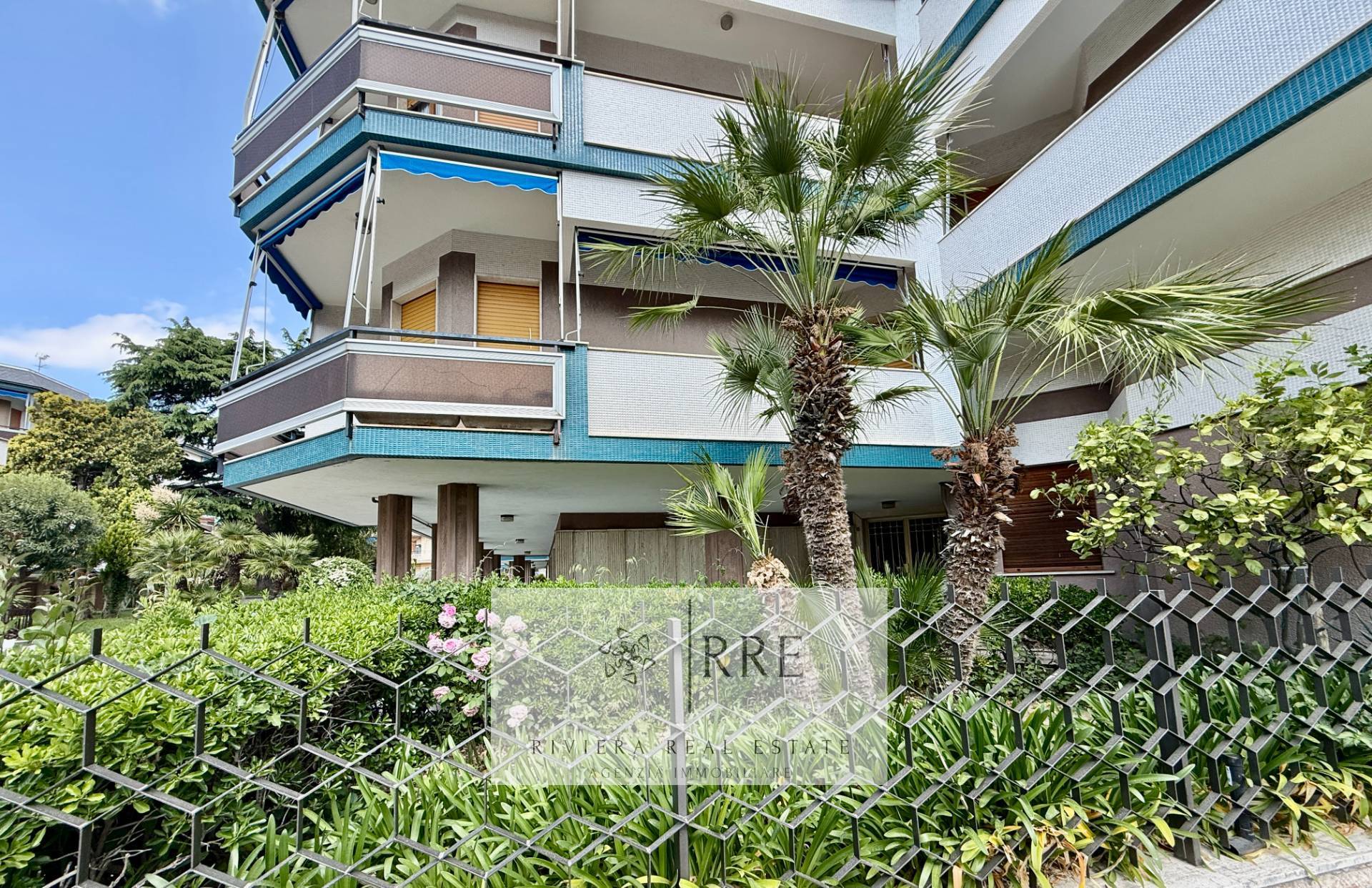 FOUR-BEDROOM APARTMENT WITH TERRACE AND CONCIERGE SERVICE IN LOANO