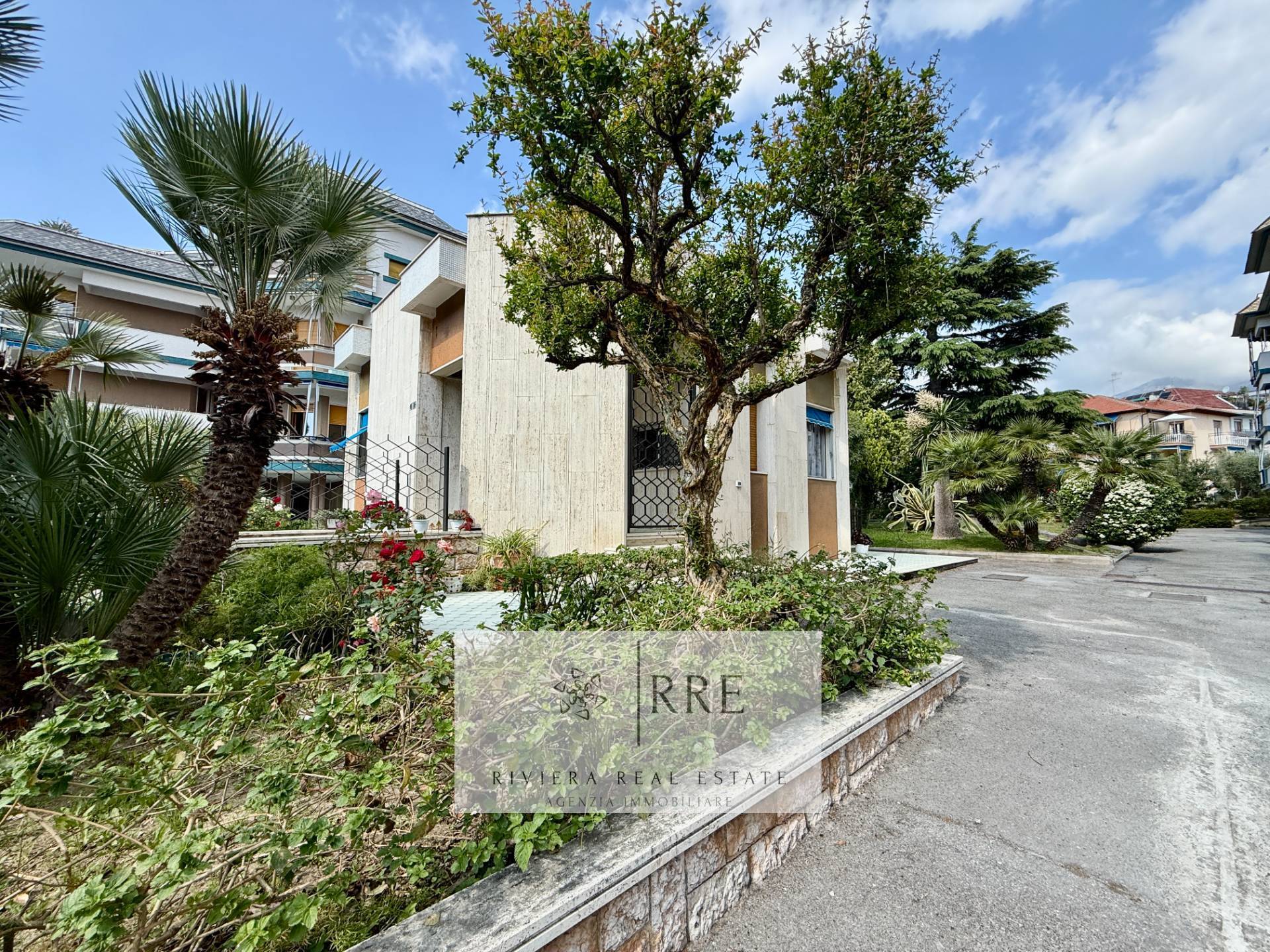 FOUR-BEDROOM APARTMENT WITH TERRACE AND CONCIERGE SERVICE IN LOANO