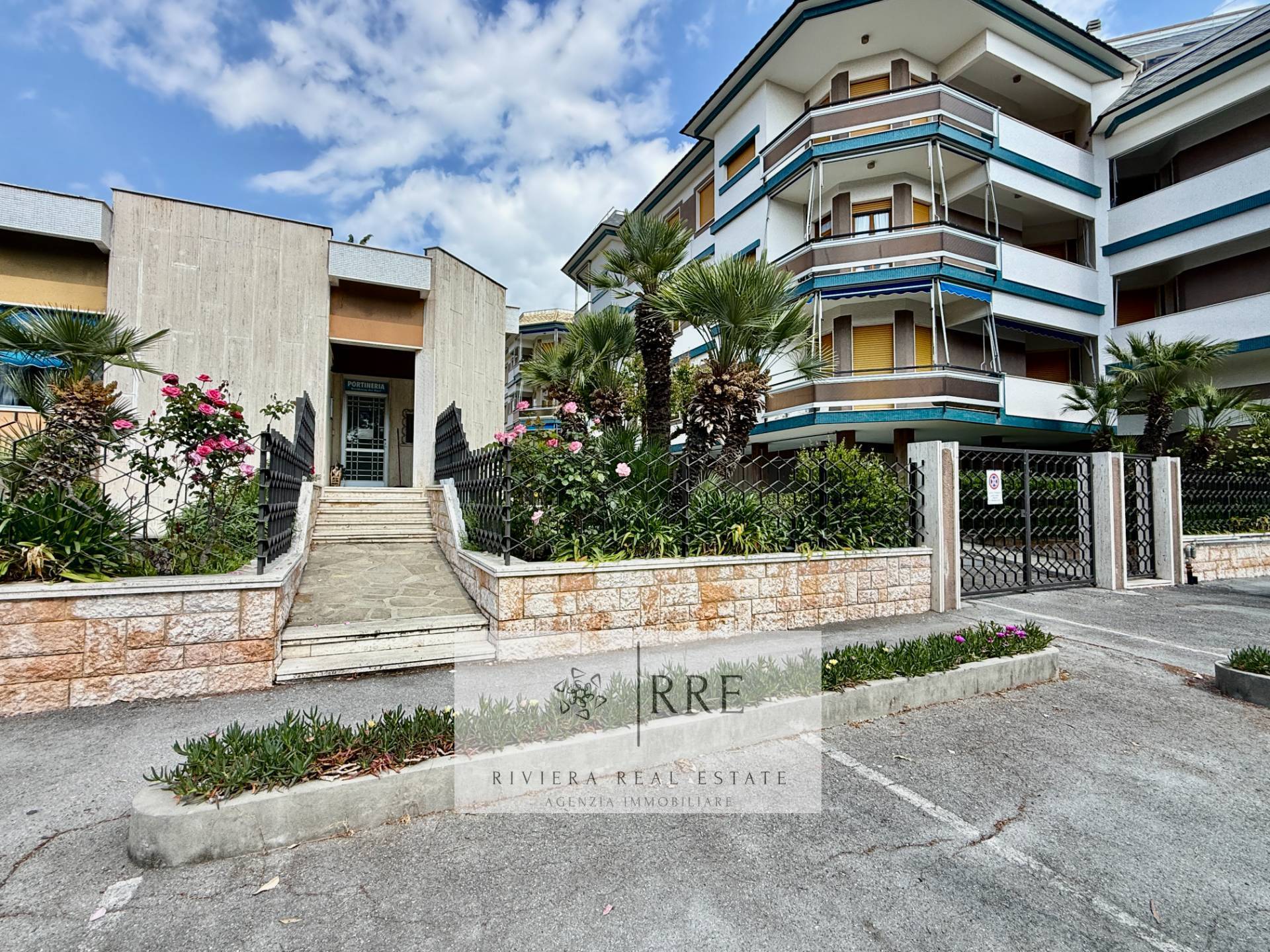 FOUR-BEDROOM APARTMENT WITH TERRACE AND CONCIERGE SERVICE IN LOANO