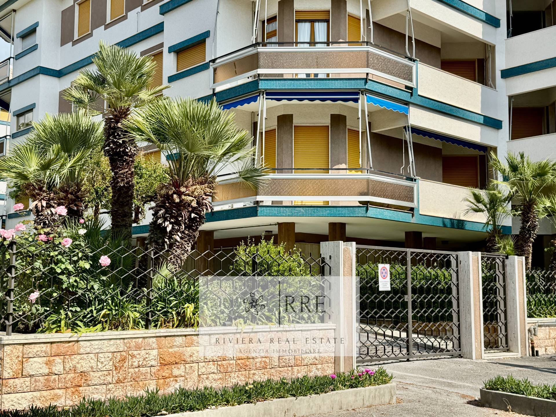 FOUR-BEDROOM APARTMENT WITH TERRACE AND CONCIERGE SERVICE IN LOANO