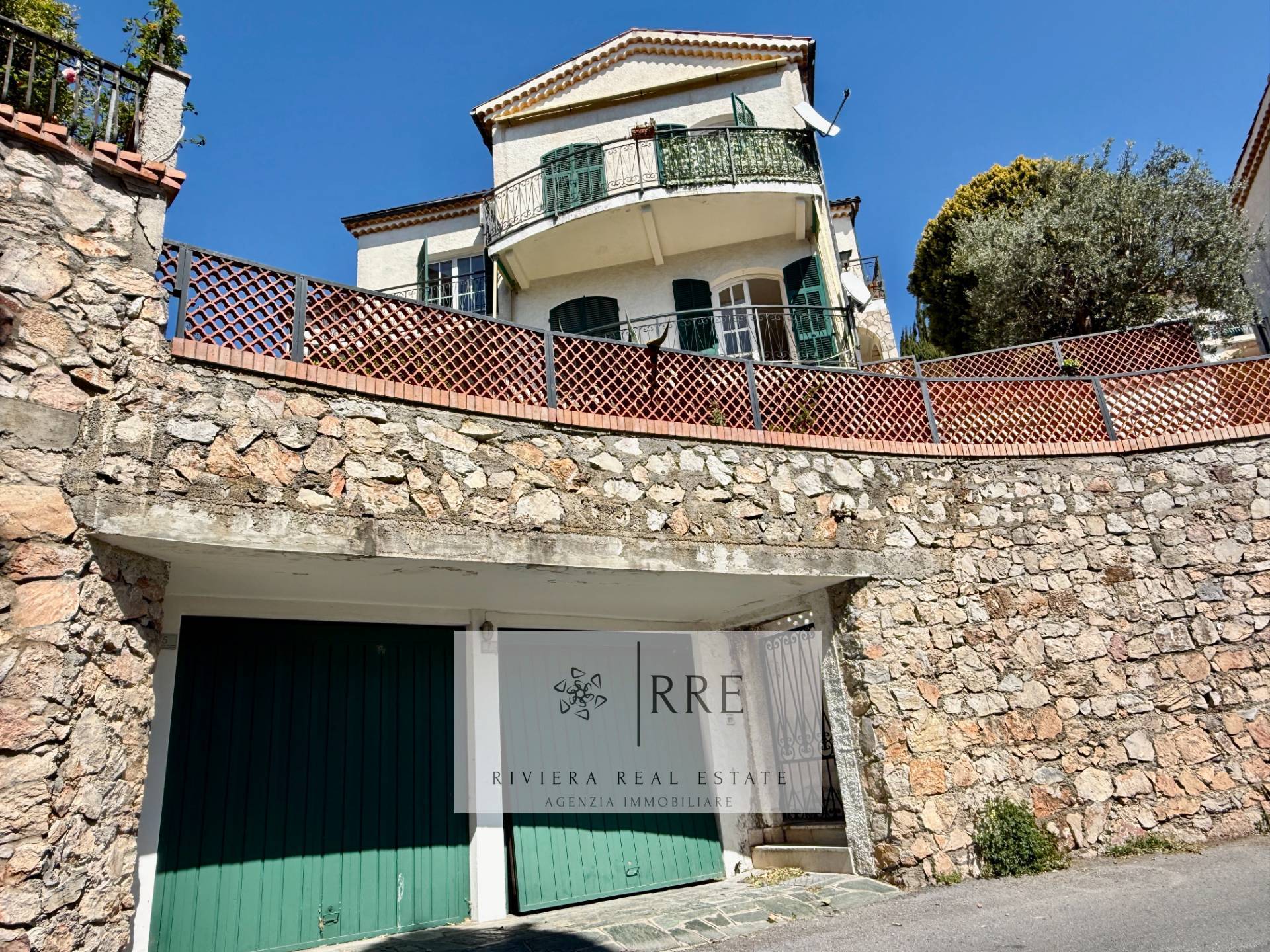 Semi-detached Villa With Unobstructed Sea Views And Exclusive Potential In Pietra Ligure