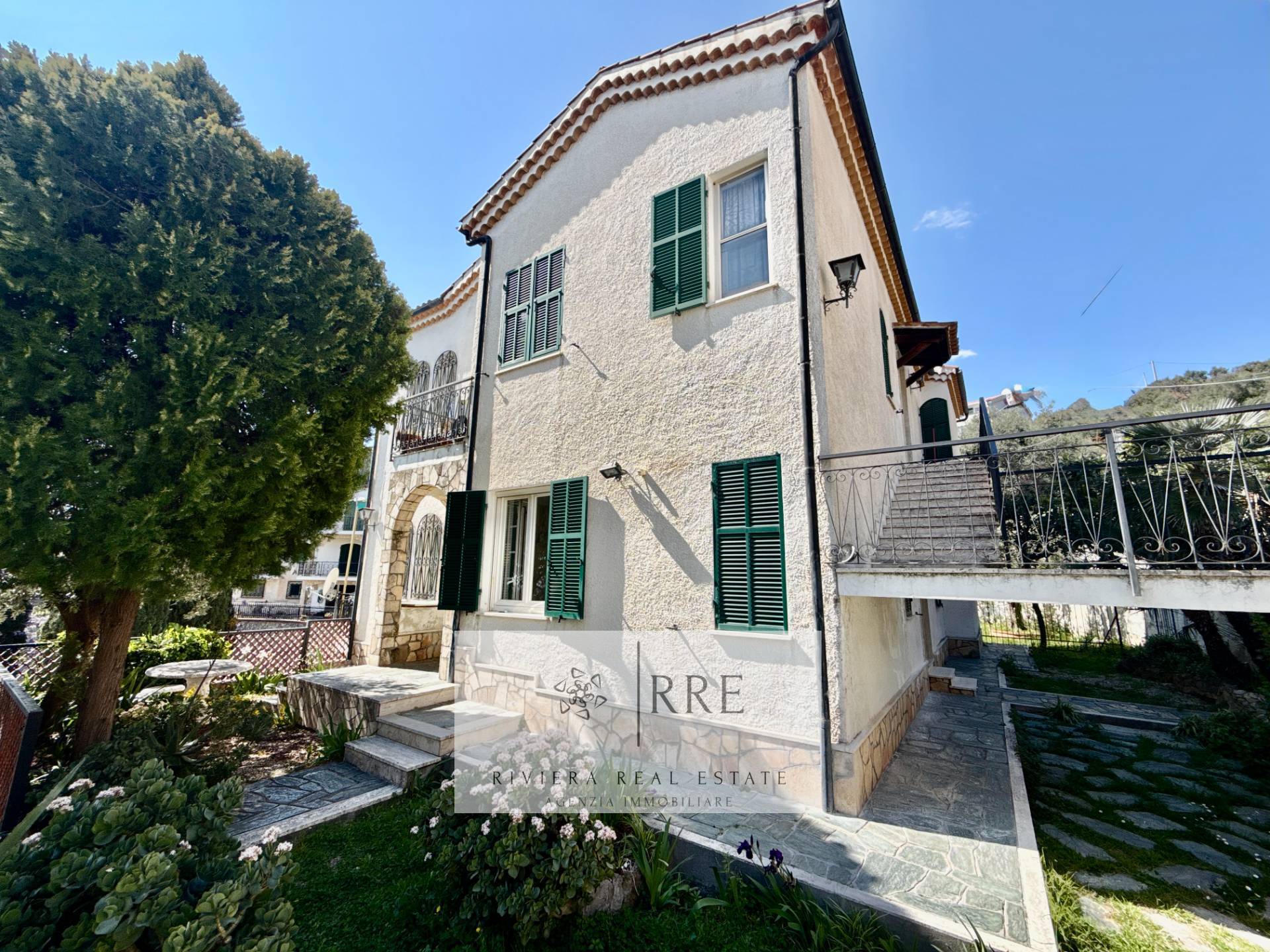 Semi-detached Villa With Unobstructed Sea Views And Exclusive Potential In Pietra Ligure