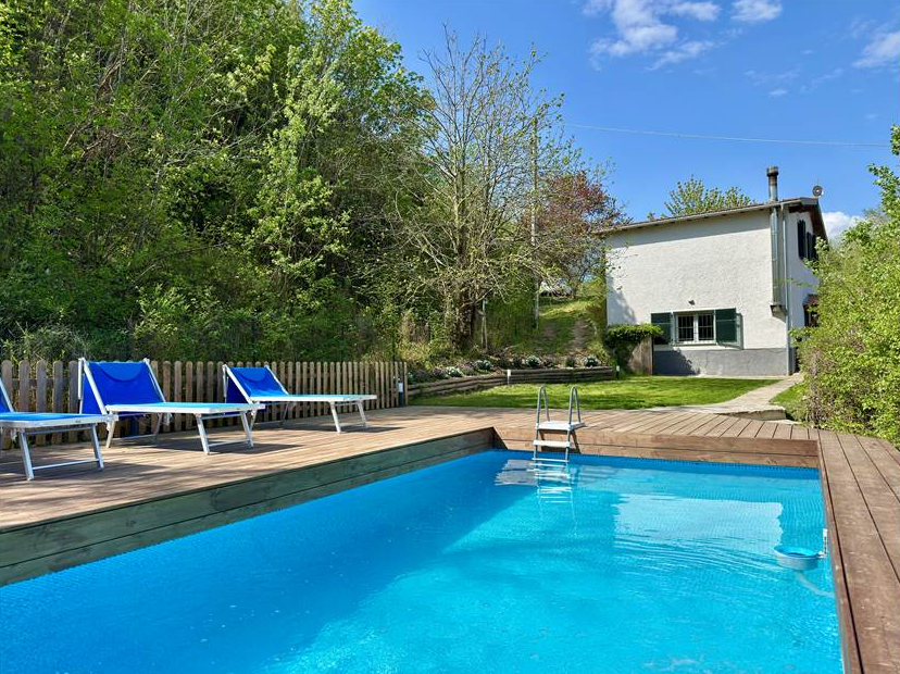 Fully renovated detached house with swimming pool, 9,000 sqm of garden